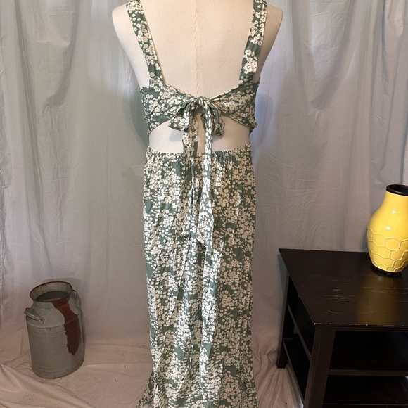 New With Tags Cupshe Maxi Dress Green Floral. Slit Up Side. Cutout Accent. Med - Picture 5 of 8